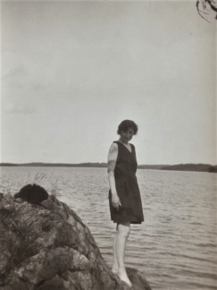 Grevinnen Blanche Bonde med en svart Dvärgspets på Tjolöholms slott vid havet