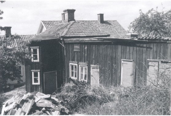 En länga med bostads- och uthus riven omkring år 1970. Nuvarande gatuhus skymyat till vänster.  Bebyggelsen stämmer väl överens med brandförsäkringsbeskrivningen från 1851. Bilden tagen 1967.