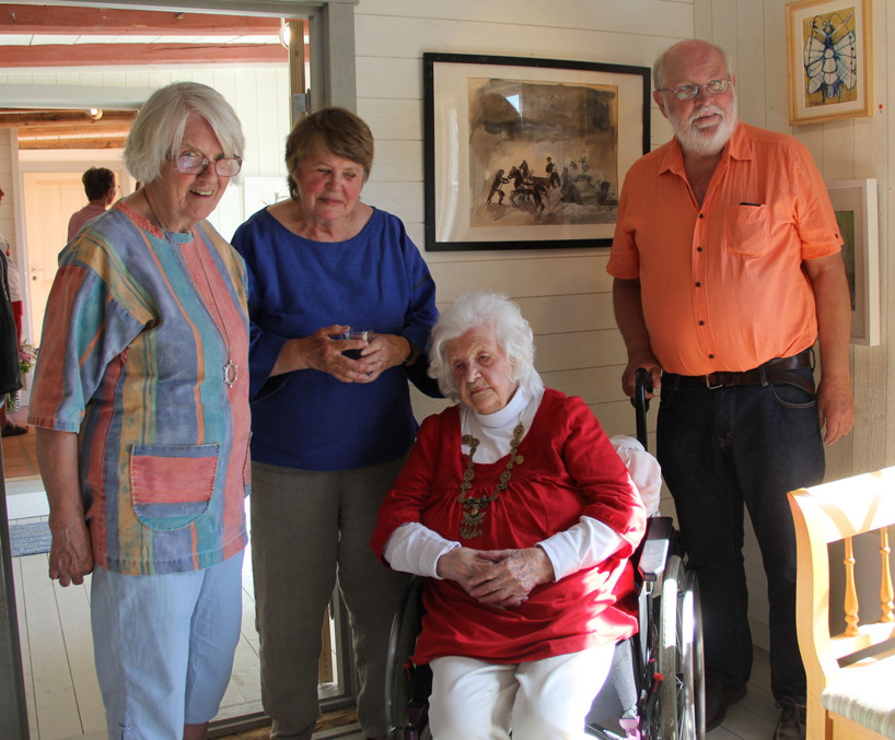 Pia Campbell (102 år) med sina barn.
