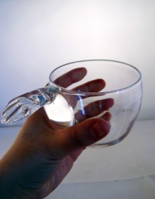 Munblåst whiskykåsa av glas. Formgiven av Linda Isaksson.
